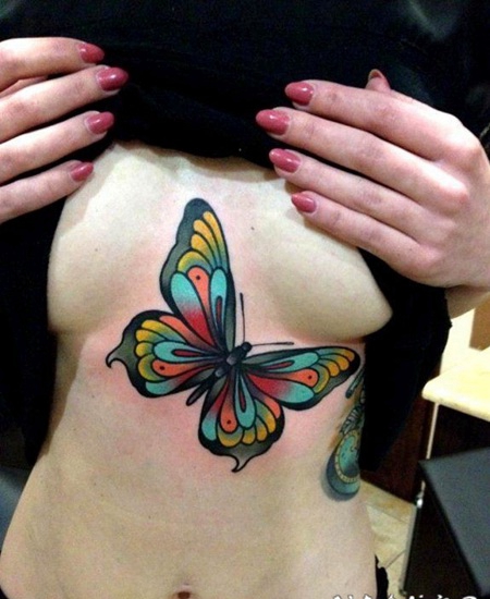 推荐一幅胸口彩色蝴蝶纹身图片
