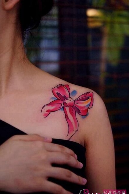 女生锁骨纹身小狐狸 女生锁骨处小花朵纹身图案