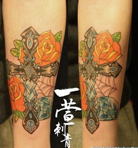 女人手臂精美的十字架钻石纹身图片