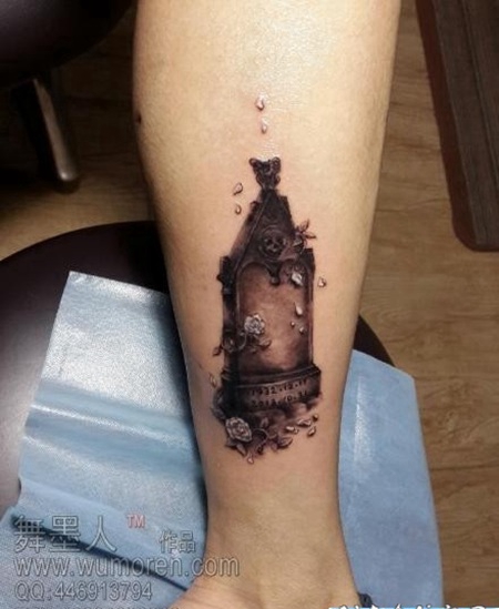 腿部一幅经典另类的墓碑纹身图片
