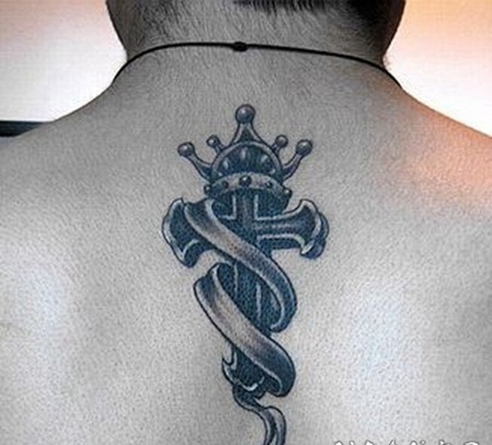 背部好看经典的十字架皇冠纹身图片
