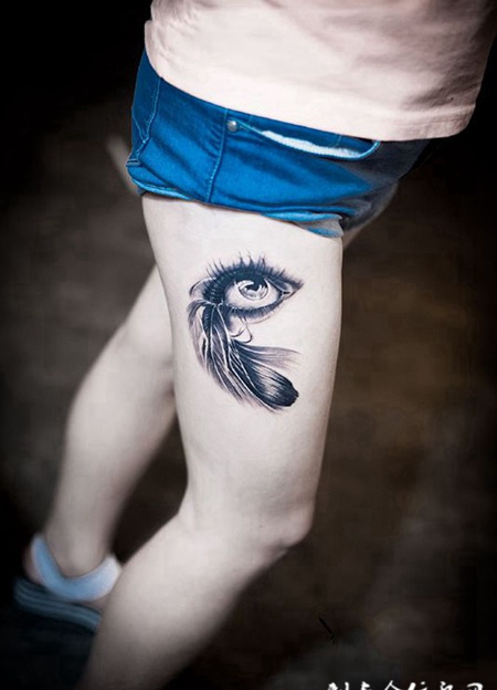 心灵之窗，大腿漂亮的眼睛羽毛纹身图案