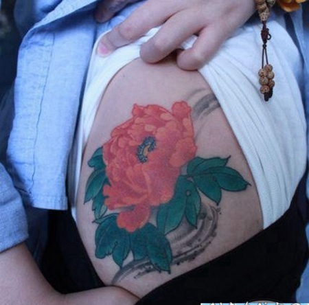女孩子大腿上一款彩色牡丹花纹身图片
