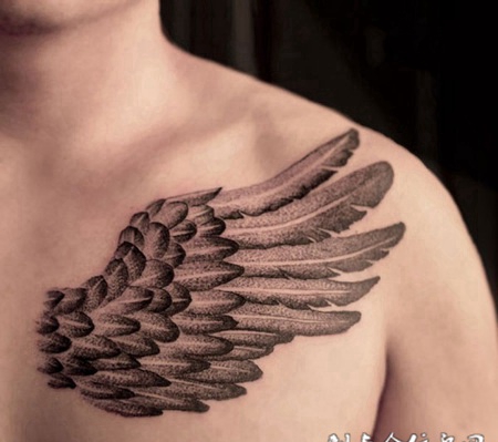 翱翔天际的羽翼，胸口好看的翅膀点刺纹身