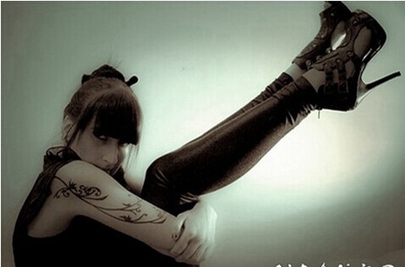 手臂藤蔓纹身 女人手臂漂亮的花卉藤蔓图腾纹身图片