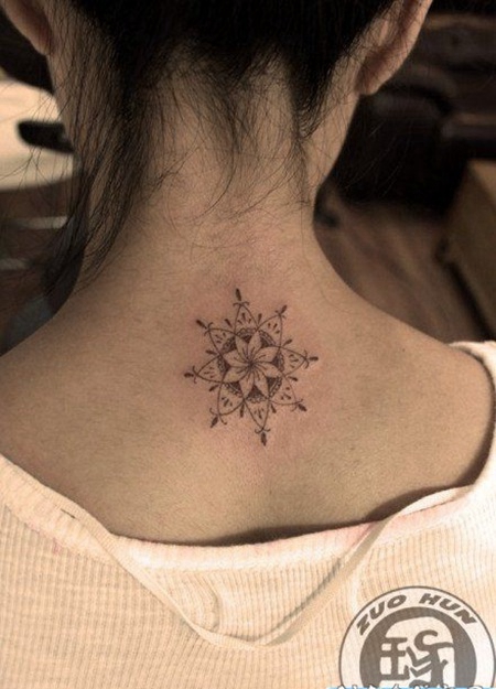 花藤蔓纹身图片 美女后背菊花藤蔓纹身图片