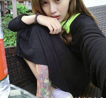 脚踝藤蔓纹身图案 女人脚踝处时尚精美的莲花藤蔓纹身图片