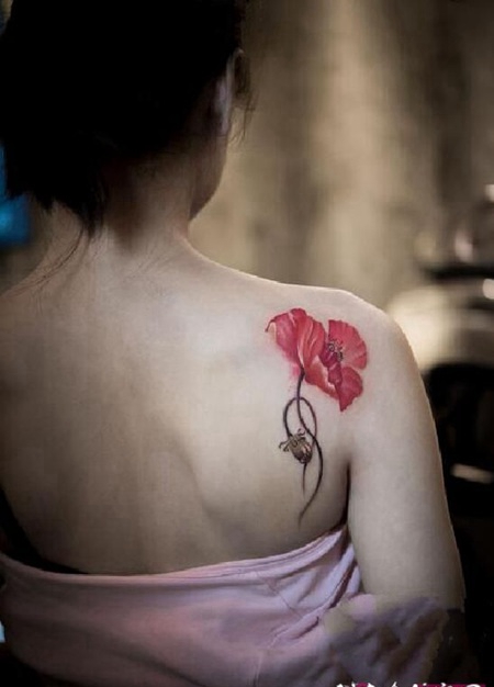 纹身罂粟花图片 气质女生背部罂粟花与英文纹身图案