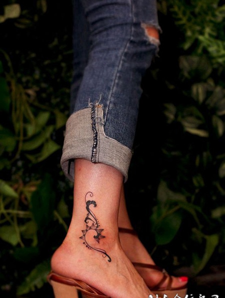 魅力缠绕，脚踝处个性十足的藤蔓纹身图案