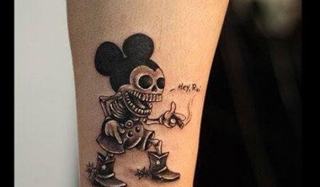 小臂上的骷髅米老鼠纹身图案
