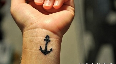 手腕小巧黑色的船锚