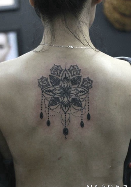 华丽高贵，美女后背漂亮的梵花图腾纹身