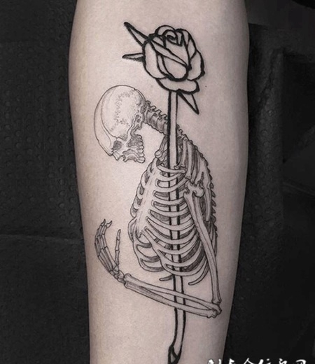她是带刺的玫瑰，却种在了你的心中，手臂骷髅纹身