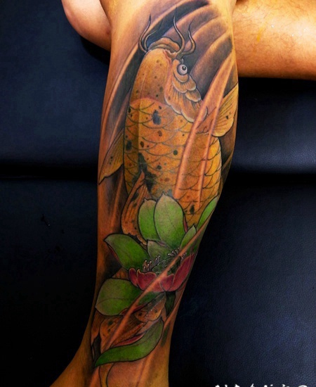 荷塘中的一动一静，腿部莲花和鲤鱼纹身