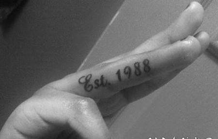 手指纹身的英文字母 手指头上漂亮的英文荧光字母纹身