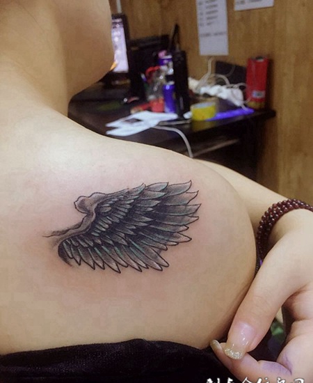 后背残缺的翅膀纹身
