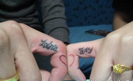 手指英文字母纹身图案 手指头上漂亮的英文荧光字母纹身