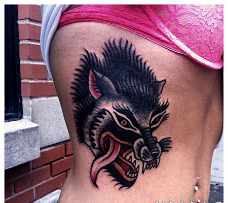 一幅侧欧美狼头纹身图片