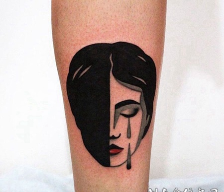 女汉子的外表下隐藏着脆弱的心灵，腿部肖像纹身