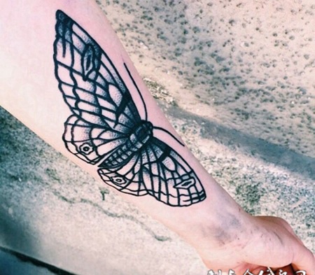 手臂灵动的蝴蝶纹身