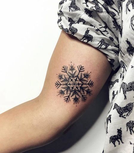 胳膊内侧带有几何元素的黑色雪花纹身图