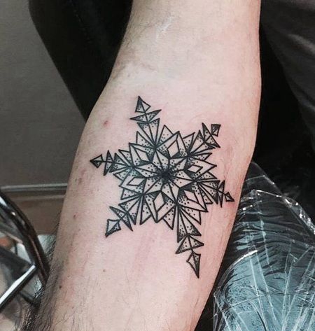 手臂上几何形雪花纹身图片