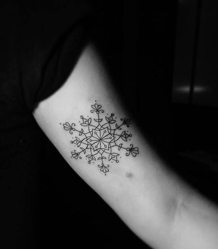 肱二头肌处花一样的雪花纹身图片