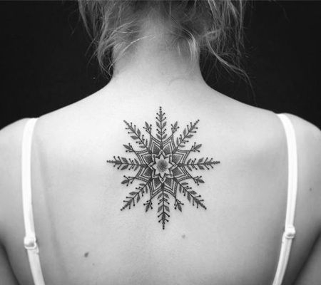 黑白系列的后背雪花纹身图案