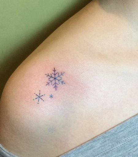 肩膀处小清新的雪花纹身图案