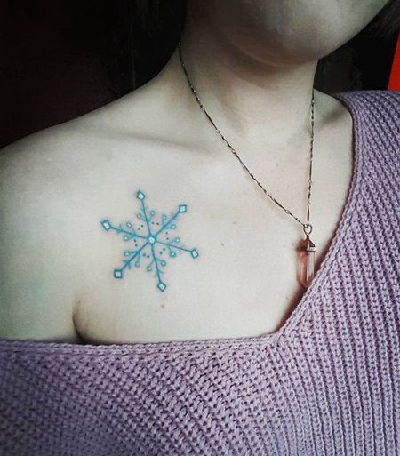 美女上胸处漂亮的浅蓝色雪花纹身图片
