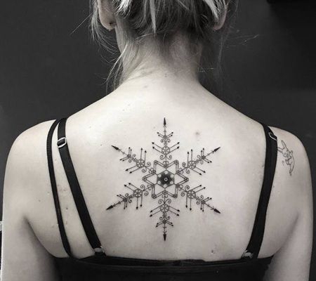 后背个性的大型雪花形状纹身图片