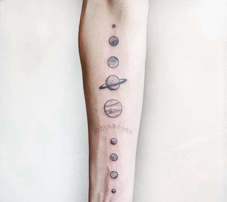 手臂内侧美丽的太阳系纹身图片