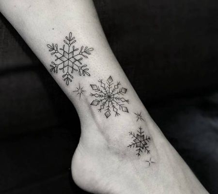 小腿和脚踝处多个雪花纹身图案