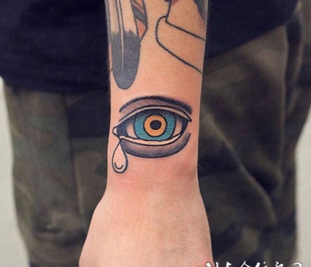 眼泪的成长， 手臂眼球纹身