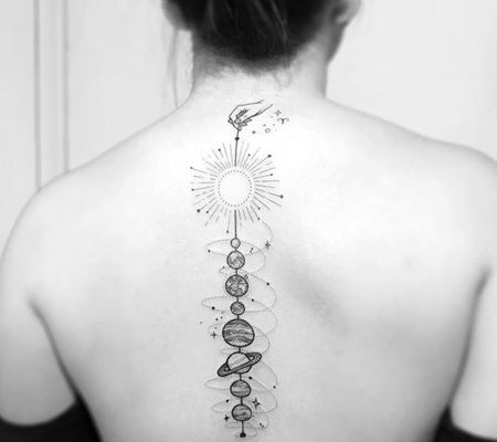 大型太阳系纹身图案在脊柱部位