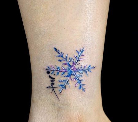 脚踝处漂亮的蓝紫色雪花纹身图案