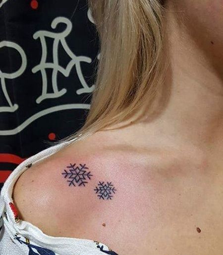 欧美肩膀漂亮的两个雪花纹身图案