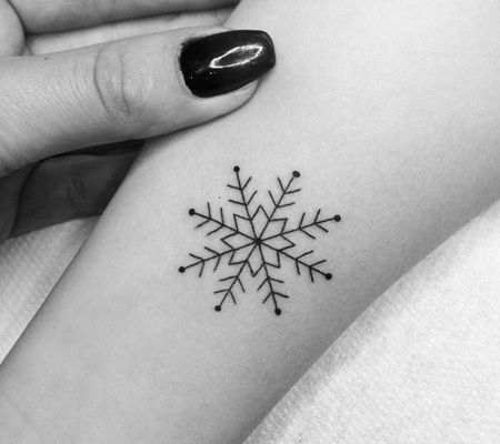 手臂内侧简单黑色雪花纹身图案