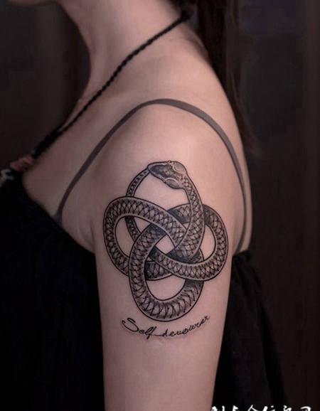 轮回的象征，手臂衔尾蛇纹身图案
