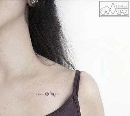 锁骨上的微型太阳系纹身图片