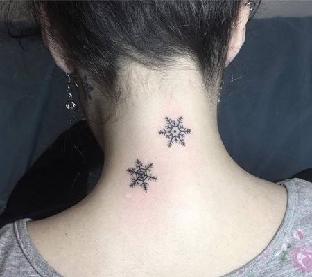 美女脖子处两个不同形状的雪花纹身图案