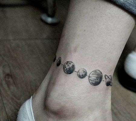 华丽的太阳系纹身图在脚踝上
