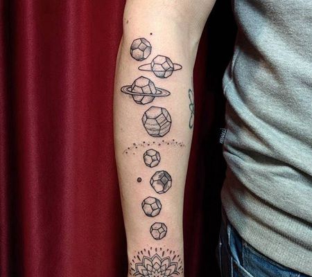 手臂上的几何太阳系纹身图片