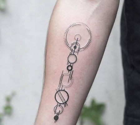 手臂上抽象的太阳系纹身图案