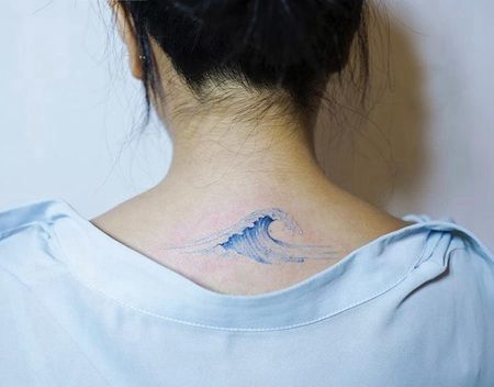 漂亮的蓝色海浪纹身图案在一美女后背颈椎