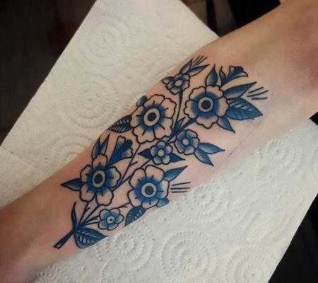 手臂上一枝暗蓝色花纹身图案