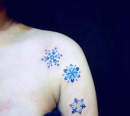 国外女子肩膀和胳膊上三种不同的蓝色雪花纹身图案