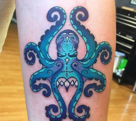 小腿处霸气的蓝色章鱼纹身图案