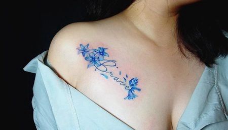 美女锁骨唯美系列的蓝色花纹身图案