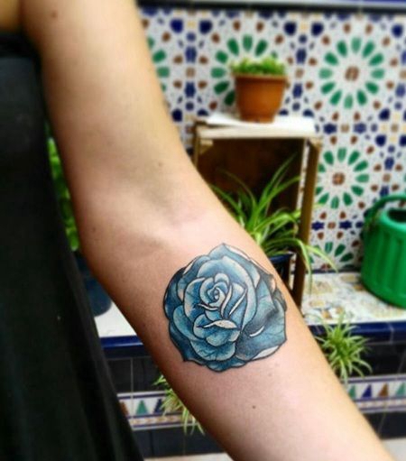 手臂上蓝色玫瑰花朵纹身图片